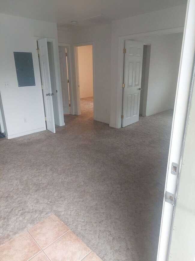 Photo - Nice unit with 2 car garage