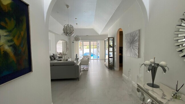 Photo - 830 Bailey St