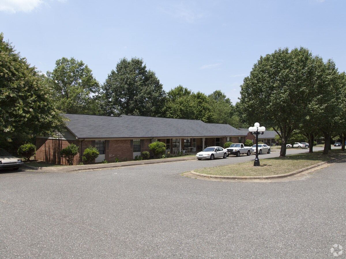 Colonial Manor Apartments - Colonial Manor Apartments