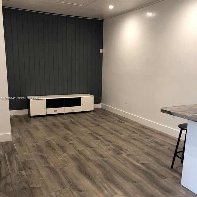 Photo - 6819 SW 15th St Unidad REAR