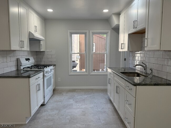 Photo - 584 Pompton Ave
