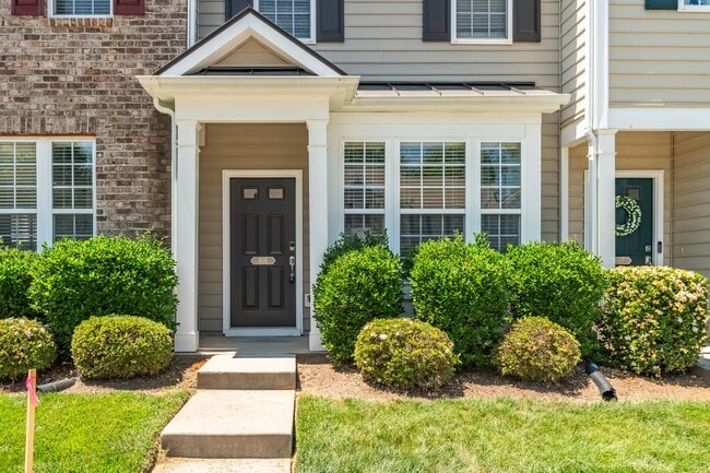 Building Photo - Excellent 2 BR Townhome close to Downtown Raleigh. Available now!