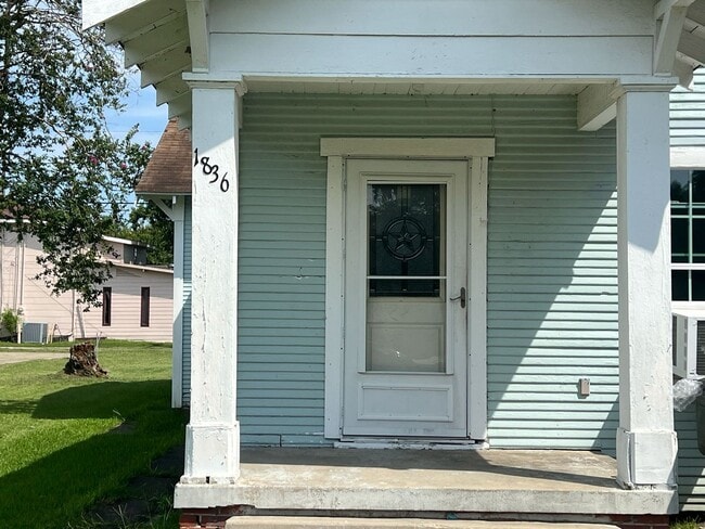 Building Photo - 1836 10th St Rental