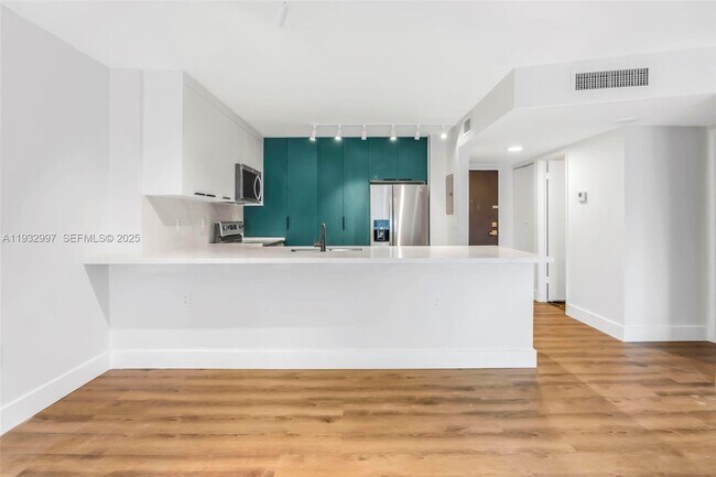 Building Photo - 2801 NE 183rd St Unit 315W