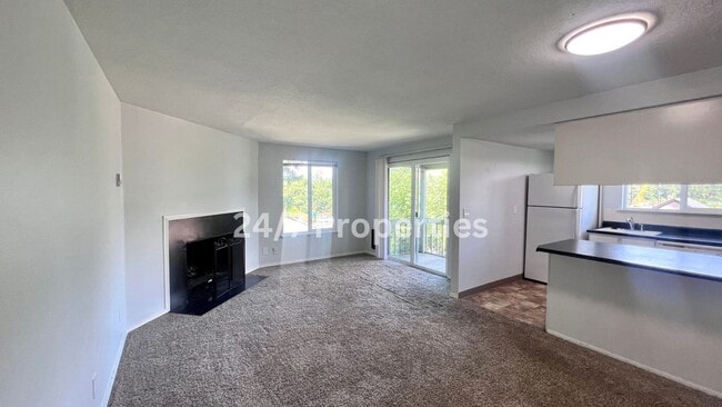 Photo - Upper Level 2 BD | 1 BA Apartment w/ Willamette River View - Oregon City Unit 8