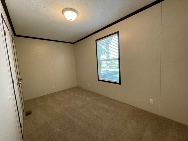 Photo - 104 Sheppard Ave