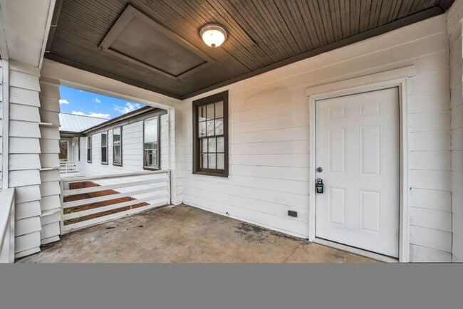 Photo - Updated 2-Bedroom Duplex – $890/month | Ta...