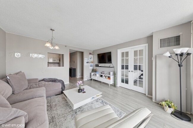 Photo - 10 E Ontario St