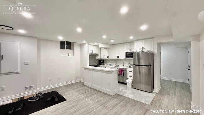 Building Photo - 10 Peer St