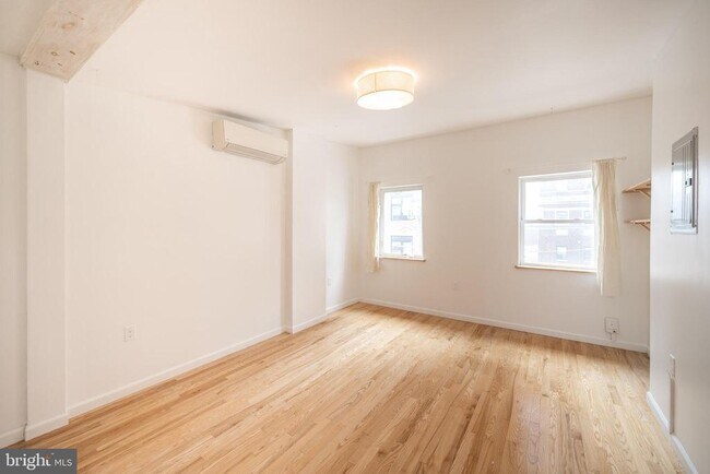 Photo - 711 W Thompson St Unit 3F