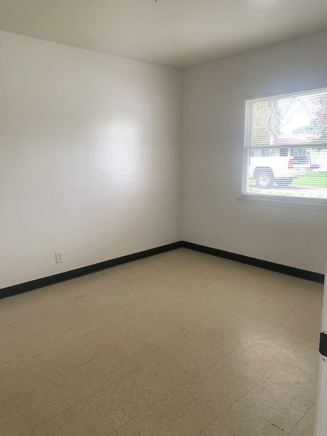 Photo - Cozy 1 bedroom in 93308 Unit 18