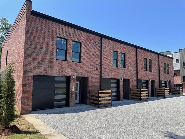 Photo - 949 SE 10th St