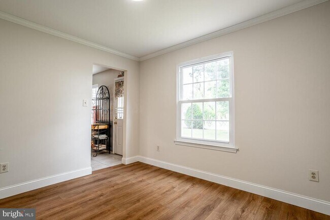 Photo - 10 Honey Locust Ln