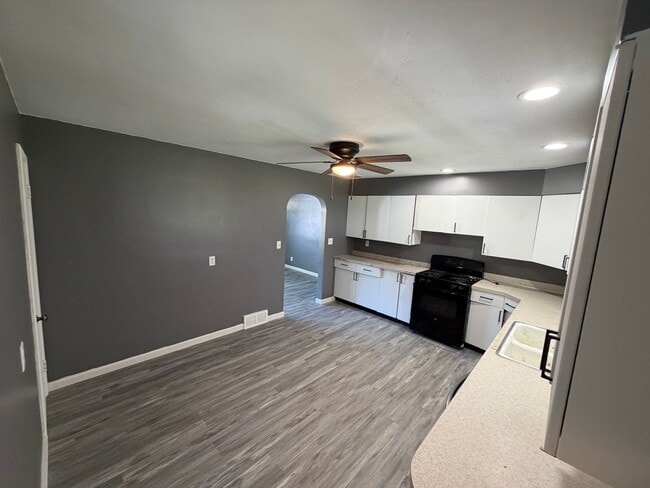 Photo - Cozy 2-Bedroom Home with Car Garage in Dixon!