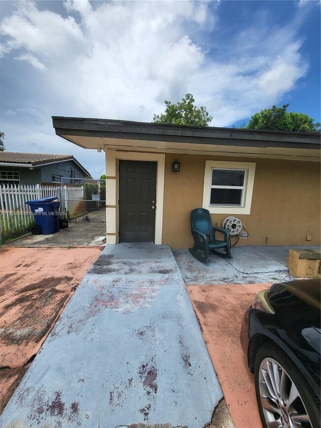 Building Photo - 4345 NW 203rd St Unit 2 Rental