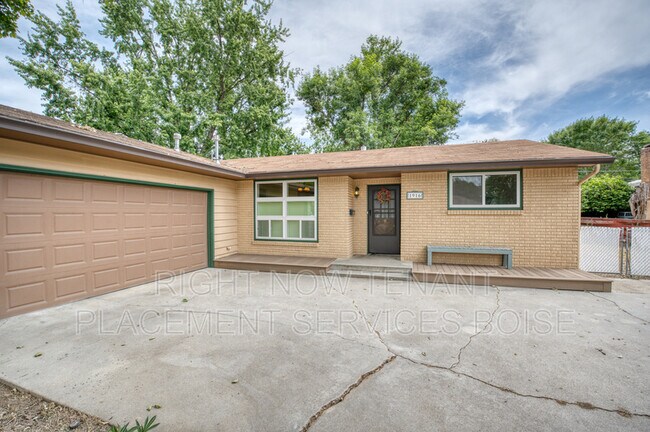 Photo - 1916 North Larch Street