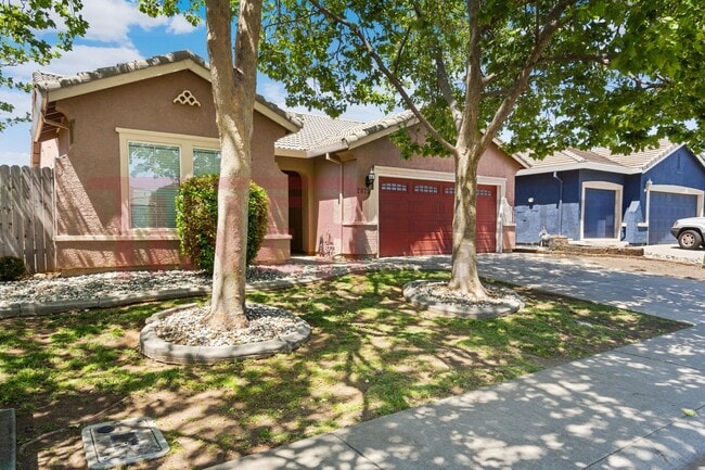 Photo - 2075 Larkflower Way