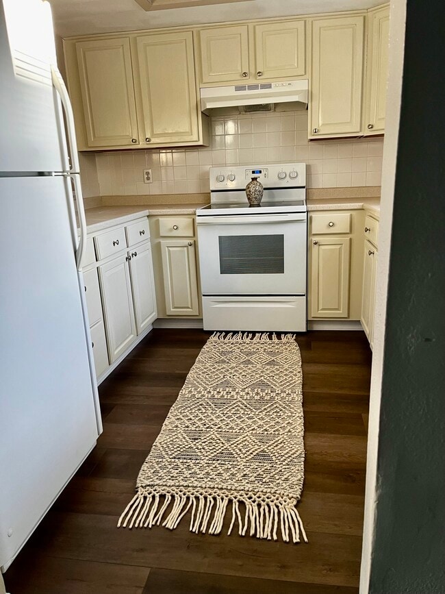 Photo - 144 Douglas Rd W