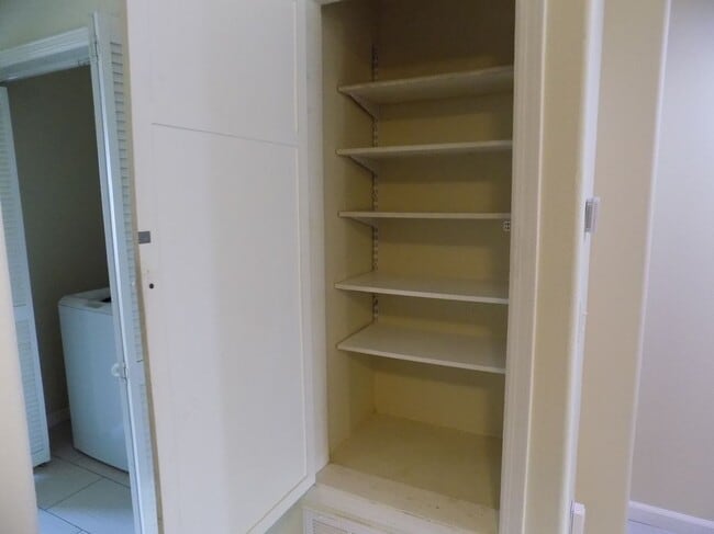 Photo - 5114 Wall, 6