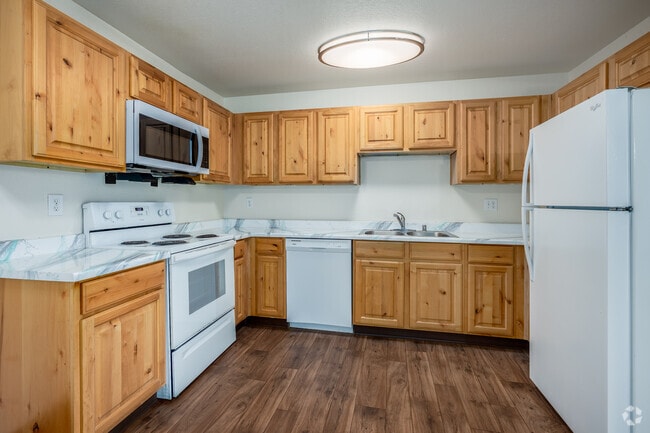 2BR, 2BA - 875SF - Kitchen - Point Natomas Apartments