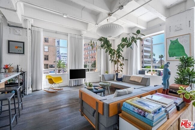 Building Photo - 6253 Hollywood Blvd Rental