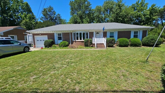 Building Photo - 2800 Meadow Dr