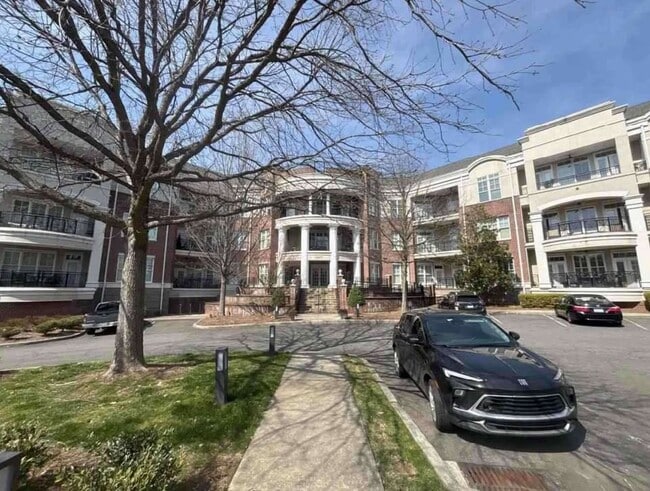 Building Photo - 5425 Closeburn Rd Unit 207