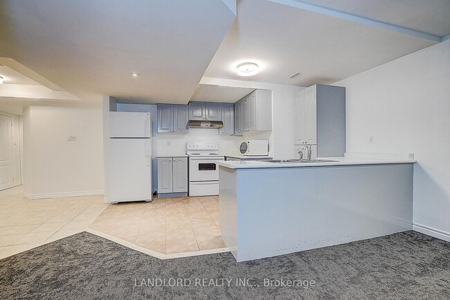 Building Photo - 8 Wood Dale Rd Unit Lower