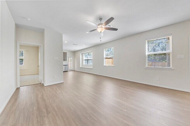 Photo - 115 Silver Sky St