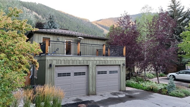 Building Photo - 3 blocks from the Warm Spring Chair Lift