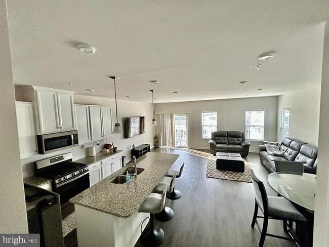 Photo - 210 Chase Dr