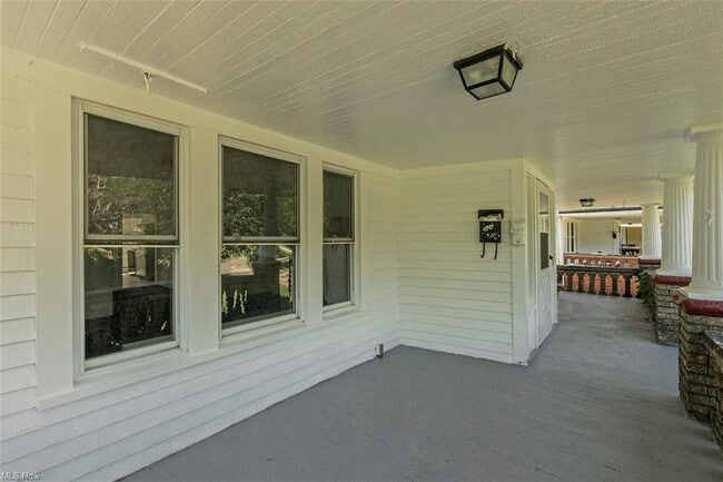 Covered Front Porch - 2407 Woodmere Dr