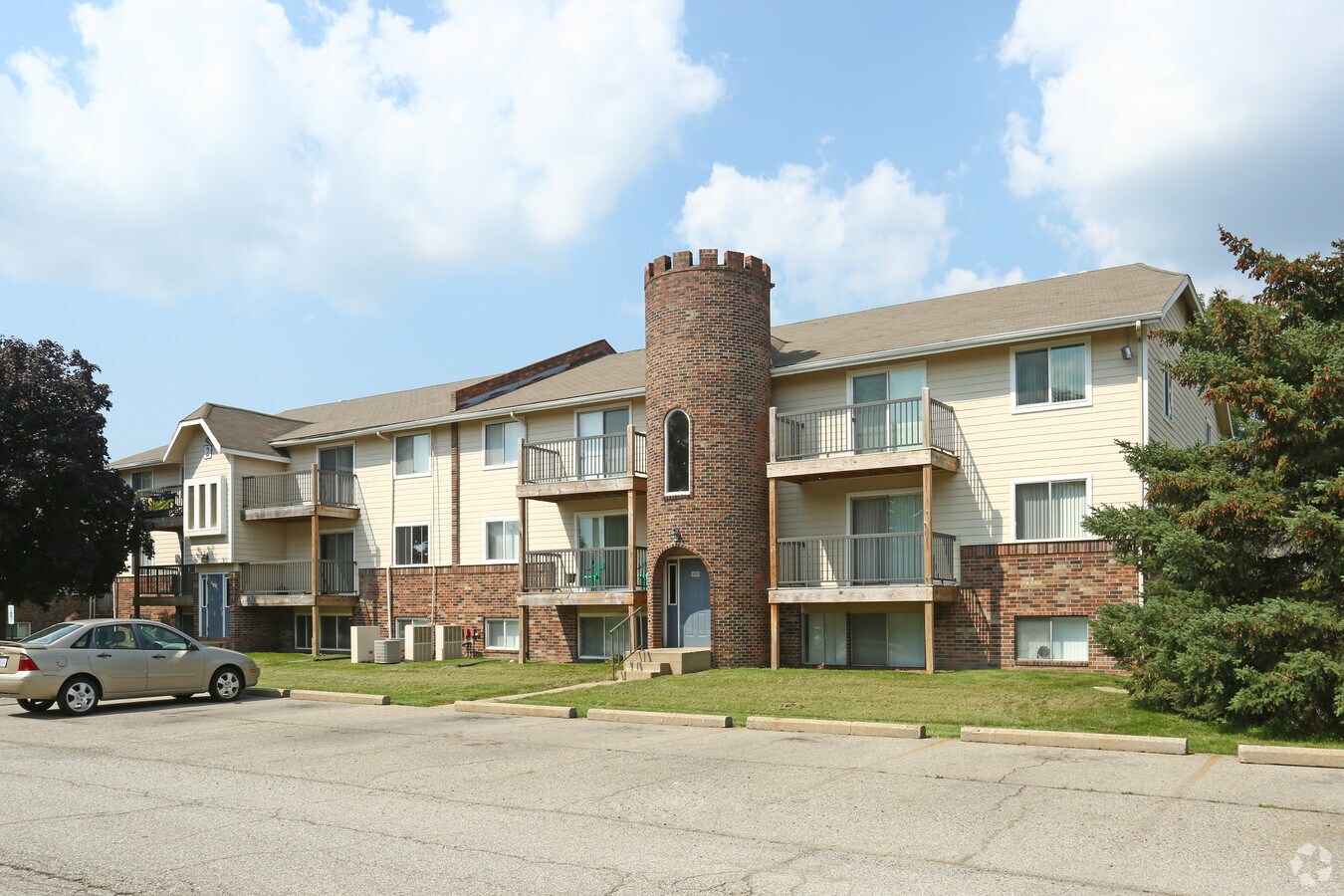Devonshire On Canal Apartments For Rent In Lansing Mi Forrent Com