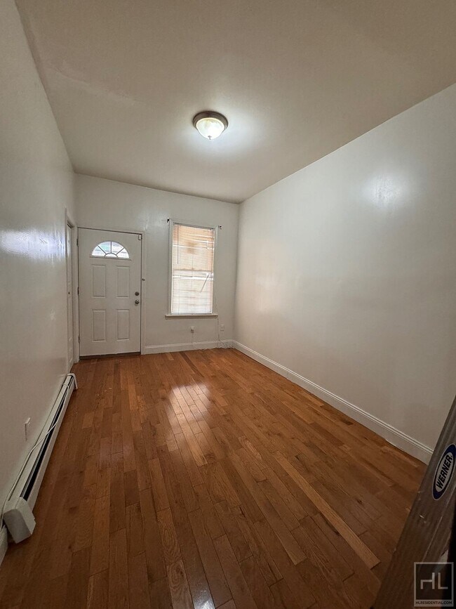 Incredible 3 Bedroom VAN NEST AVENUE - Incredible 3 Bedroom VAN NEST AVENUE Apartment Unit 1