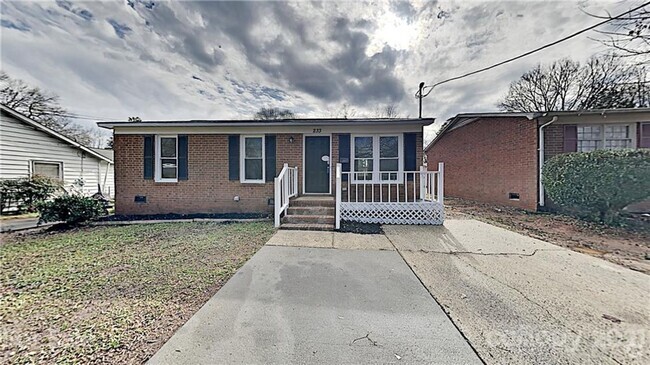 Building Photo - Cute 3-bedroom, 1 -bathroom Home - Recentl...