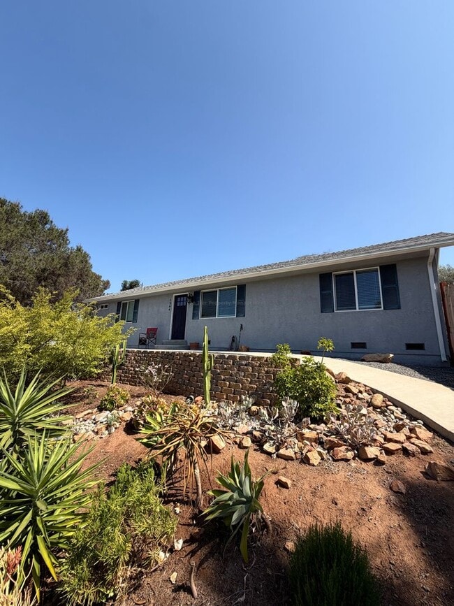 Building Photo - 1564 York Dr