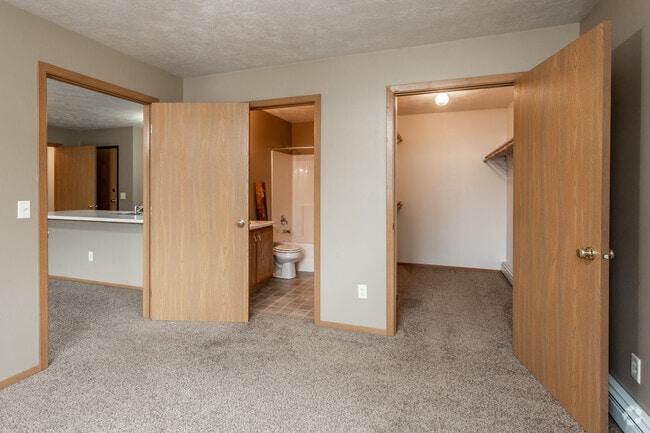1BR, 1BA - Corner/690 SF