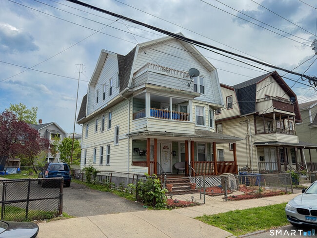 Building Photo - 15 Elmwood Ave Unit 3