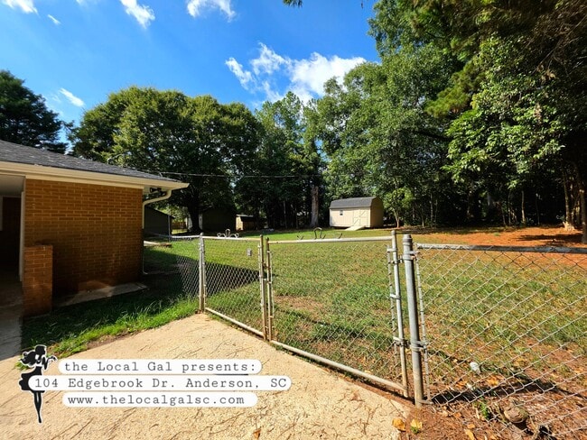 104 Edgebrook Dr