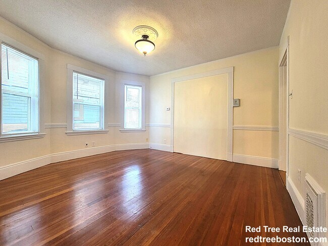 Photo - 49 Montfern Ave Unidad 1