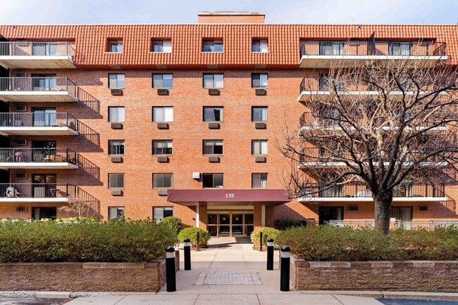 Building Photo - 135 Pleasant St Unit 207