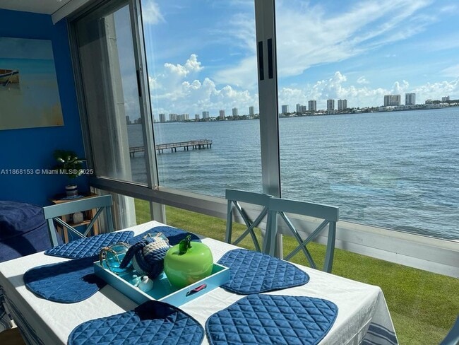 Building Photo - 2936 Lake Shore Dr Unit 306 Rental