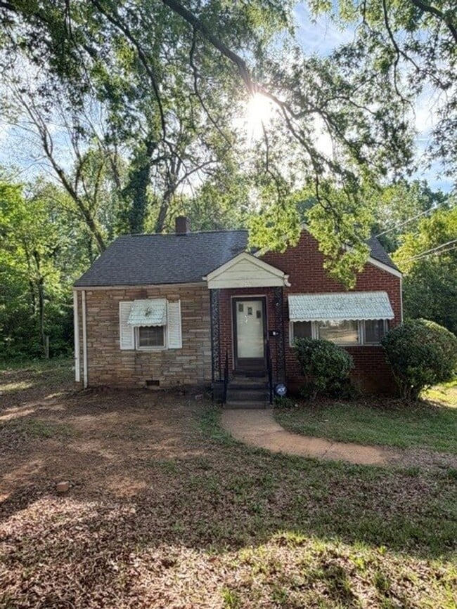 Building Photo - 2 bedroom 1 bathroom house