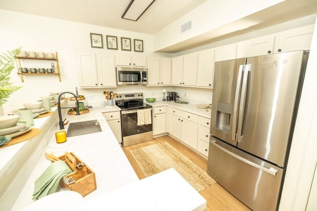 Building Photo - Beautiful 3 bed 3.5 bath Condo Unit 204