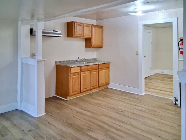 Building Photo - 325 N Laurel St Unit 1st Floor