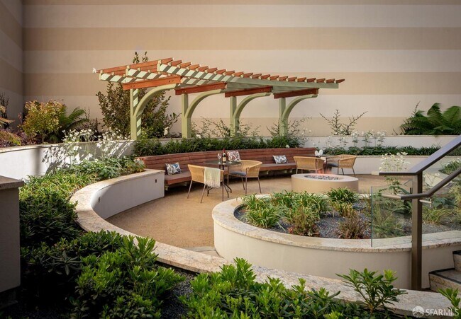 Photo - 875 California St