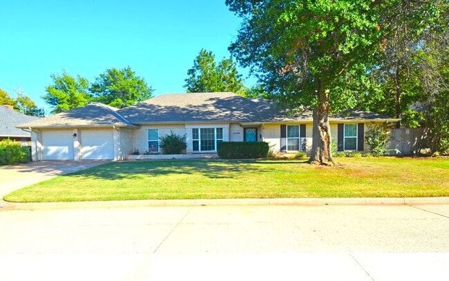 Building Photo - 4 Bed 2.5 Bath 2 Car Garage in Camelot Addition NW OKC
