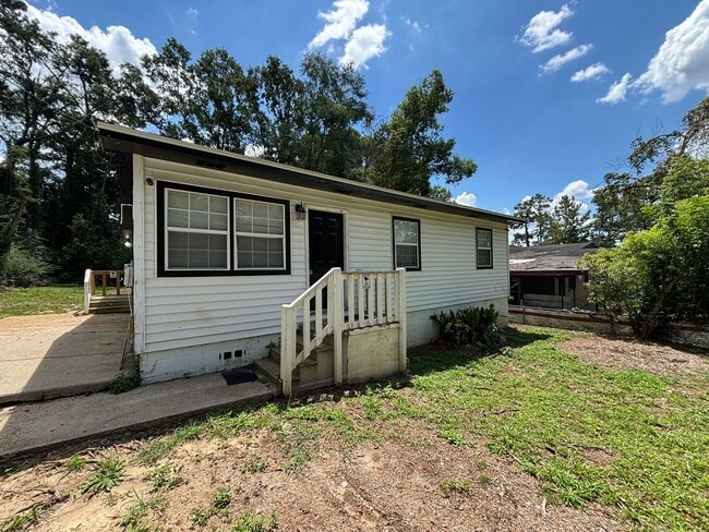 Building Photo - Stylish Renovated 3-Bedroom Gem in Prime T... Rental