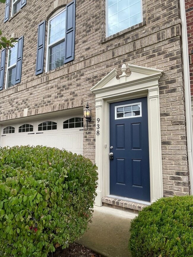 Building Photo - Gorgeous 3 BD/ 2.5 BA Townhouse Available ...