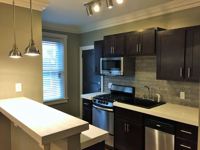 Building Photo - 6329-6331 Bartlett Unit 6331